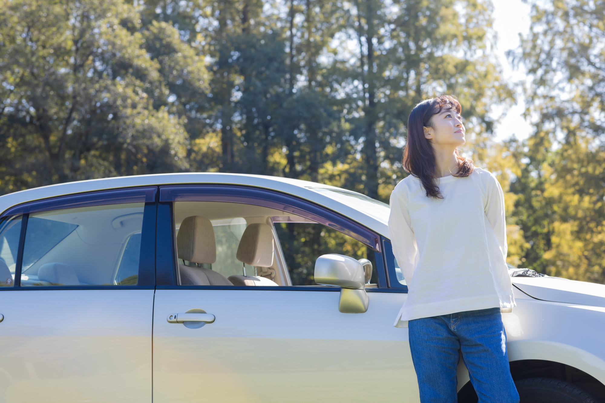 写真：車と人のイメージ